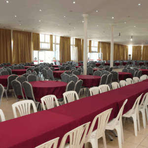 Alanya düğün salonu Payallar, 700 kişilik kapasitesi, modern masa düzeni, içeride yemek servisi ve açık otoparkıyla kusursuz organizasyonlar sunar.