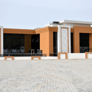 Alanya düğün salonu Demirtaş, 800 kişilik kapasitesi, yuvarlak masa düzeni, bahçede yemek servisi, otopark ve konferans salonuyla özel davetler için idealdir.