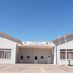 Alanya düğün salonu Toslak, 500 kişilik kapasitesi, yuvarlak masa düzeni, bahçede yemek servisi ve açık otoparkıyla özel günlerinize ev sahipliği yapar.