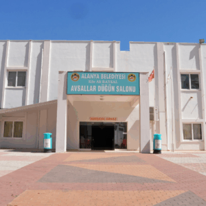 Alanya düğün salonu Avsallar, 600 kişilik kapasitesi, şık masa düzeni, Hilton sandalyeleri ve bahçede yemek servisiyle hayallerinizdeki düğünü sunar.