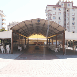 Alanya düğün salonu Eşgilik, 1000 kişilik kapasitesi, bahçede yemek servisi ve müzik yasağıyla sade, huzurlu ve toplu organizasyonlar için ideal mekândır.