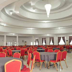 Alanya düğün salonu Çıplaklı, 500 kişilik kapasitesi, yuvarlak masa düzeni, Hilton sandalyeleri ve sade organizasyonlara uygun yapısıyla öne çıkar.