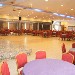 Alanya düğün salonu Mahmutlar, 400 kişilik kapasitesi, yuvarlak masa düzeni, Hilton sandalyeleri ve catering özgürlüğüyle özel davetler için ideal mekândır.