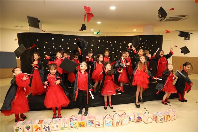 Haber-1004: Alanya’da minik öğrenciler mezuniyet coşkusunu aileleriyle paylaştı. Renkli görüntüler ve duygusal anlar.